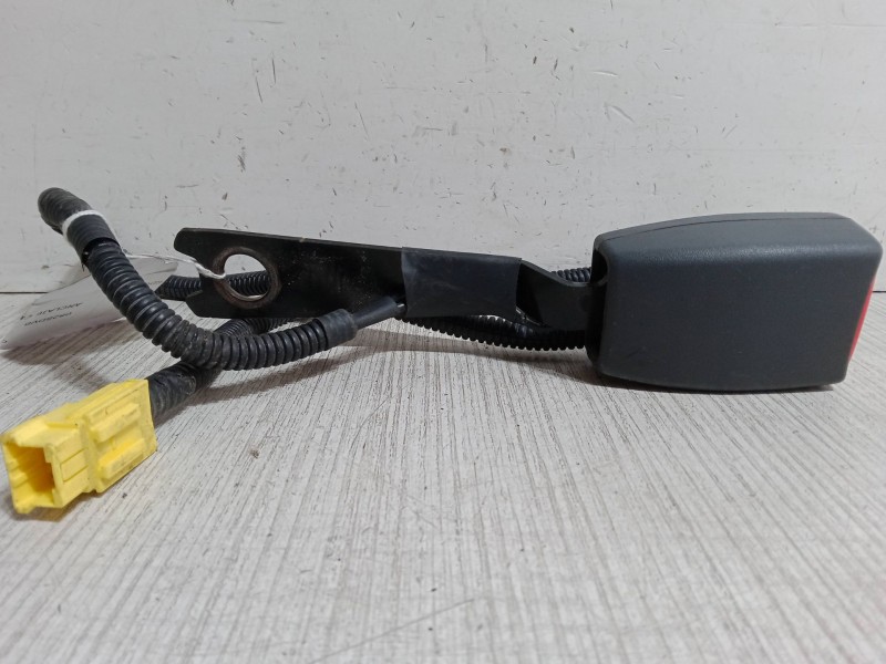 Recambio de anclaje cinturon delantero izquierdo para kia cerato i hatchback (ld) 1.6 referencia OEM IAM   