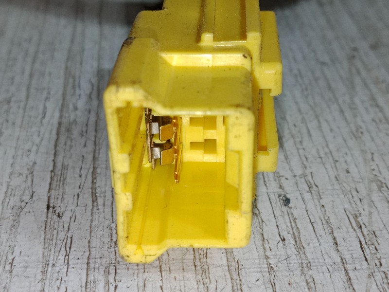 Recambio de anclaje cinturon delantero izquierdo para kia cerato i hatchback (ld) 1.6 referencia OEM IAM   