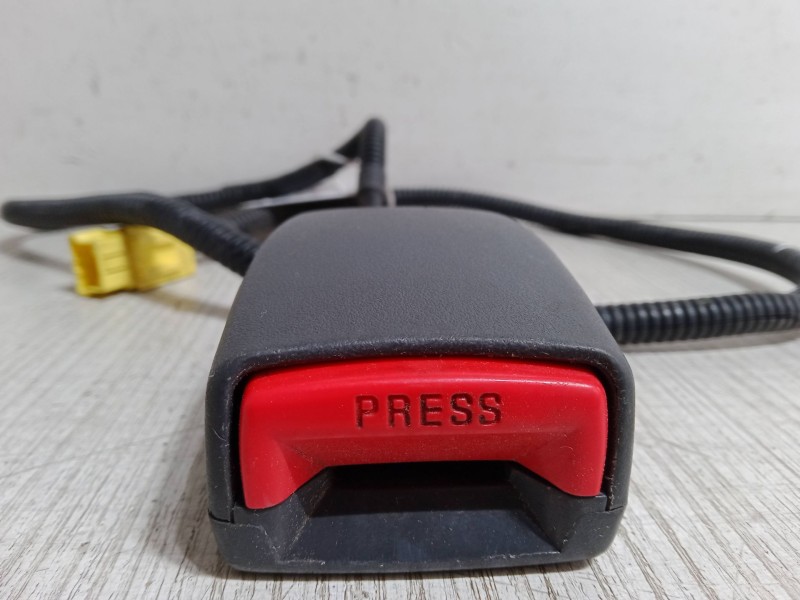 Recambio de anclaje cinturon delantero izquierdo para kia cerato i hatchback (ld) 1.6 referencia OEM IAM   