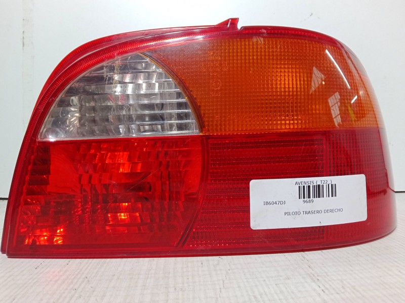Recambio de piloto trasero derecho para toyota avensis (_t22_) 1.6 (at220_) referencia OEM IAM   