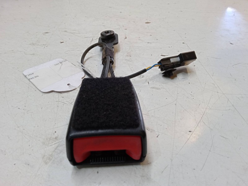 Recambio de anclaje cinturon delantero derecho para opel astra j (p10) 1.6 (68) referencia OEM IAM   