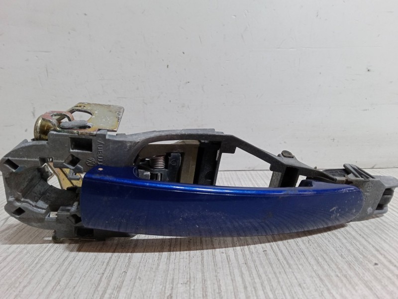 Recambio de maneta exterior puerta delantera izquierda para volkswagen passat b5.5 (3b3) 2.0 referencia OEM IAM    Recambio de maneta exterior puerta delantera izquierda para volkswagen passat b5.5 (3b3) 2.0 referencia OEM IAM