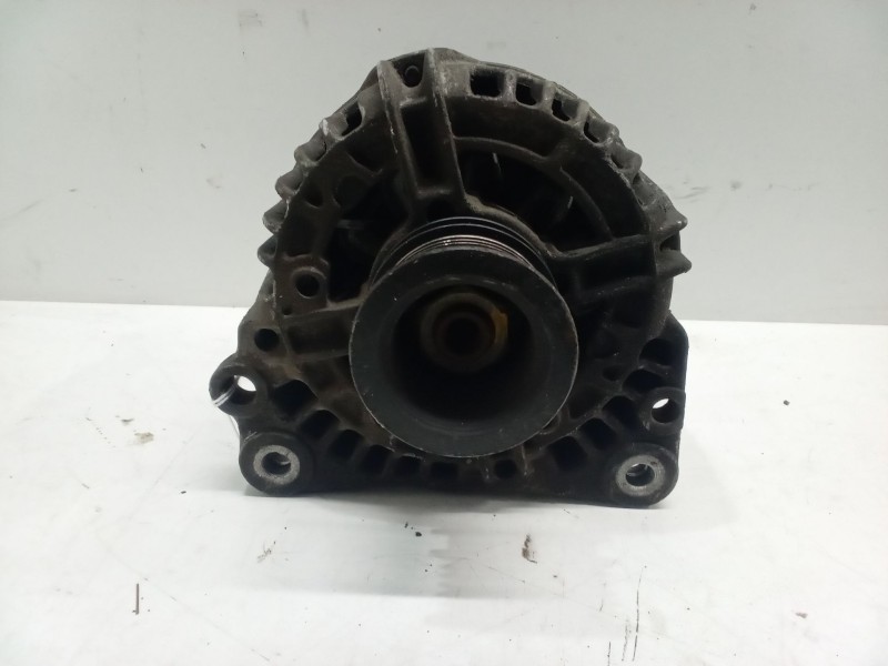 Recambio de alternador para volkswagen polo iii (6n1) 60 1.4 referencia OEM IAM 037903025L  0124315005