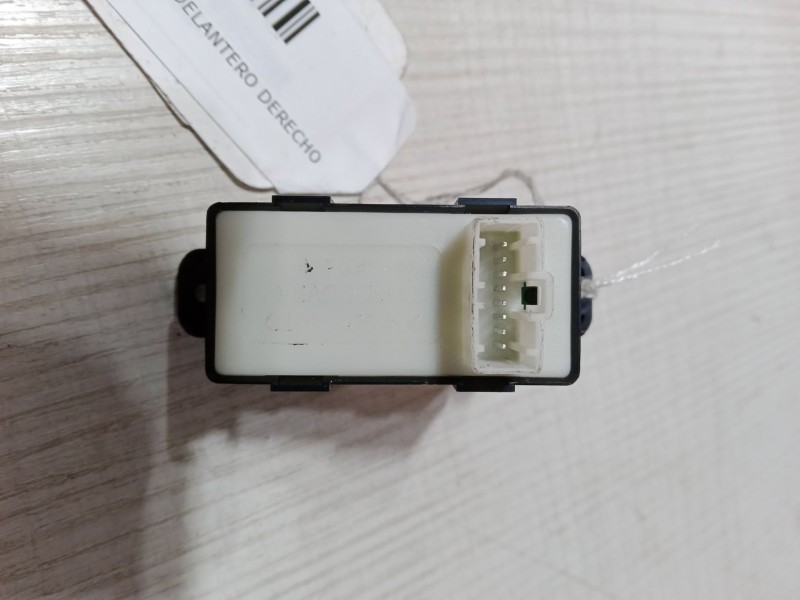 Recambio de mando elevalunas delantero derecho para kia carens iv 1.6 gdi referencia OEM IAM   