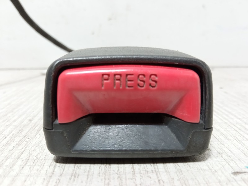 Recambio de anclaje cinturon delantero izquierdo para kia rio ii (jb) 1.4 16v referencia OEM IAM   