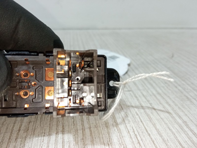 Recambio de mando elevalunas delantero derecho para kia rio ii (jb) 1.4 16v referencia OEM IAM   