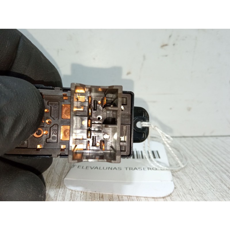 Recambio de mando elevalunas trasero derecho para kia rio ii (jb) 1.4 16v referencia OEM IAM 93581-1G001  