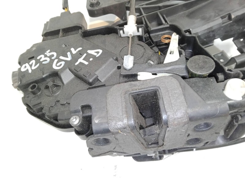 Recambio de cerradura puerta trasera derecha para ford kuga i 2.5 4x4 referencia OEM IAM 8V4AS28412EA  A048317