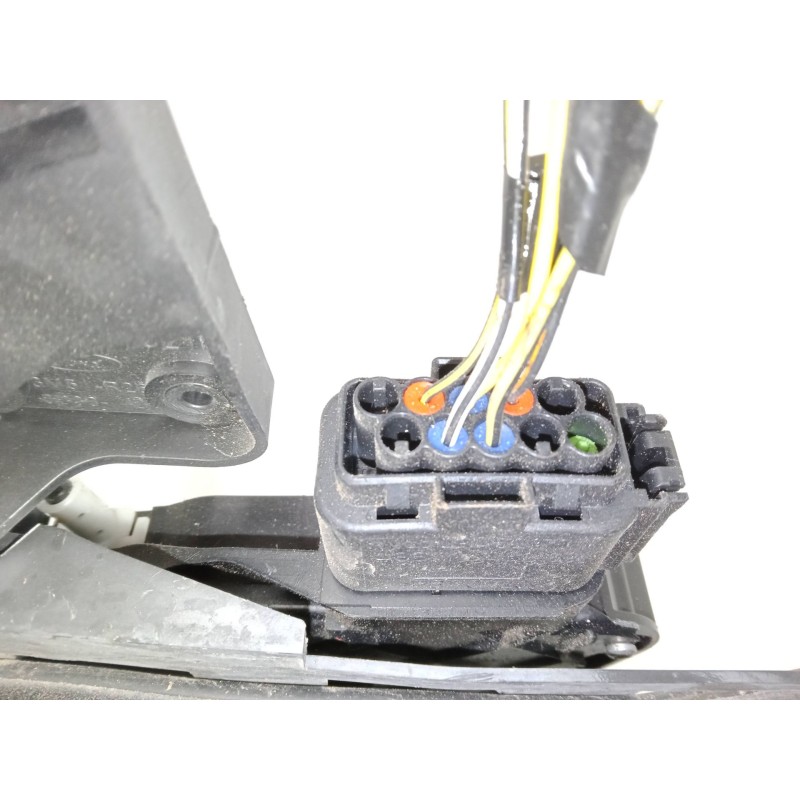 Recambio de cerradura puerta trasera derecha para ford kuga i 2.5 4x4 referencia OEM IAM 8V4AS28412EA  A048317