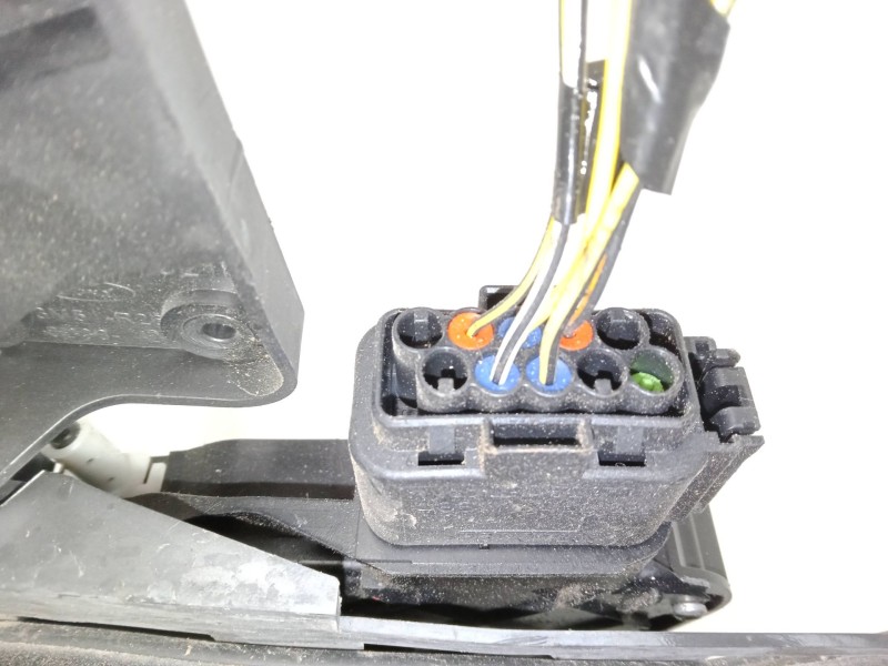Recambio de cerradura puerta trasera derecha para ford kuga i 2.5 4x4 referencia OEM IAM 8V4AS28412EA  A048317