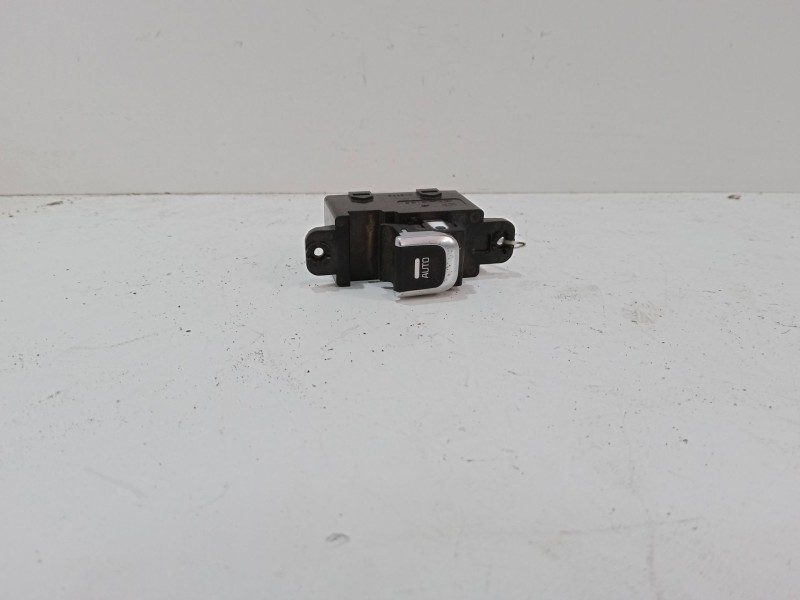 Recambio de mando elevalunas trasero izquierdo para kia carens iv 1.6 gdi referencia OEM IAM   