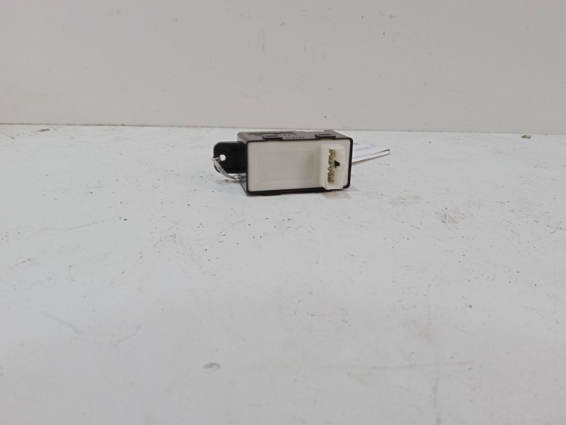 Recambio de mando elevalunas trasero izquierdo para kia carens iv 1.6 gdi referencia OEM IAM   