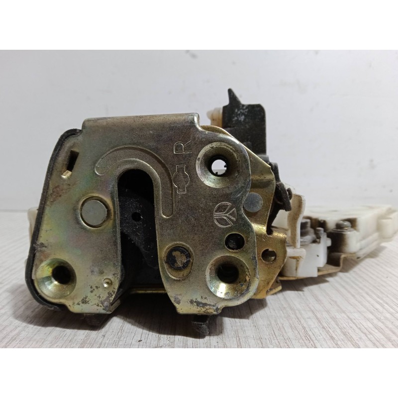 Recambio de cerradura puerta trasera derecha para nissan micra ii (k11) 1.0 i 16v referencia OEM IAM 8255261001.89-A523R  