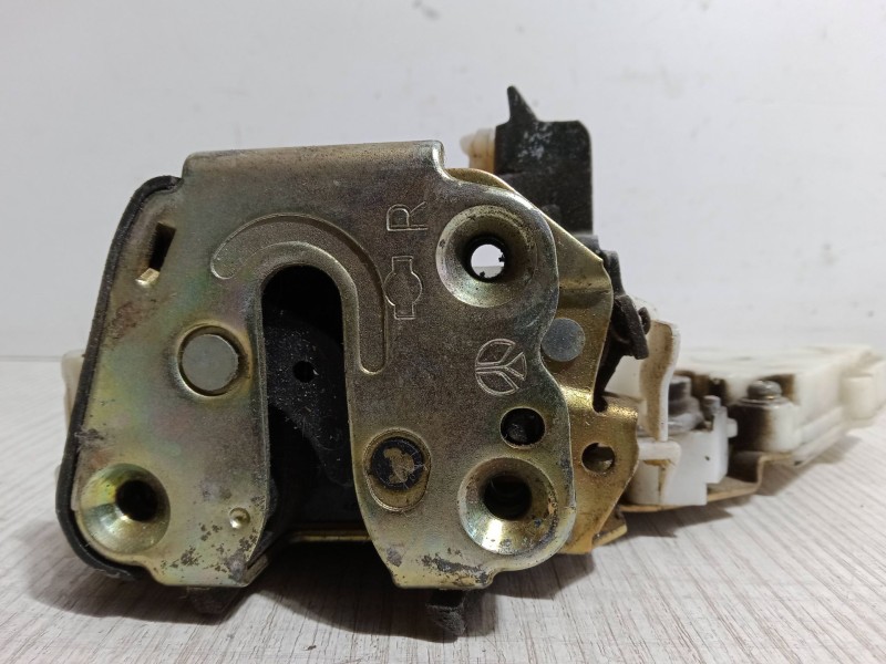 Recambio de cerradura puerta trasera derecha para nissan micra ii (k11) 1.0 i 16v referencia OEM IAM 8255261001.89-A523R  