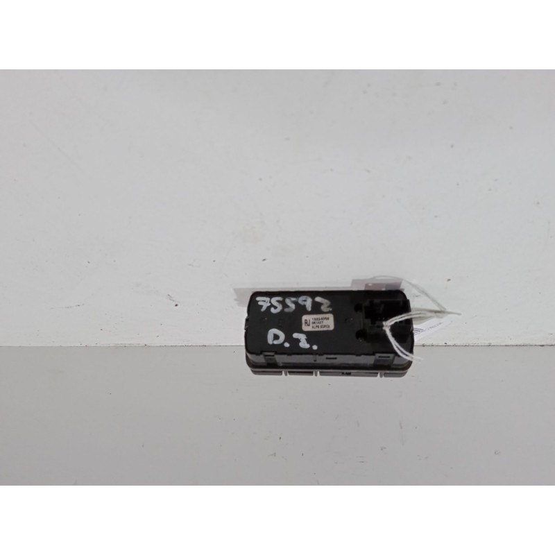 Recambio de mando elevalunas delantero izquierdo para opel vectra c station wagon (z02) 1.9 cdti (f35) referencia OEM IAM 132240