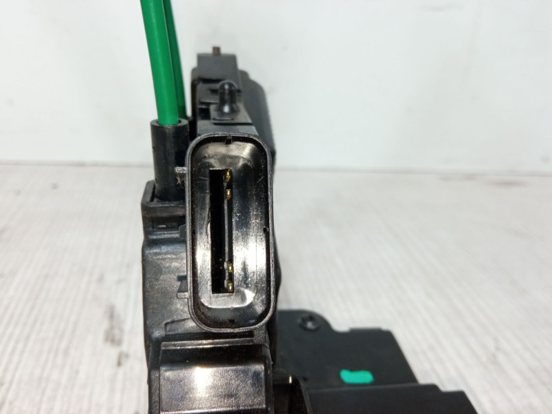 Recambio de cerradura puerta trasera izquierda para ssangyong tivoli 1.6 referencia OEM IAM 71310-35001  