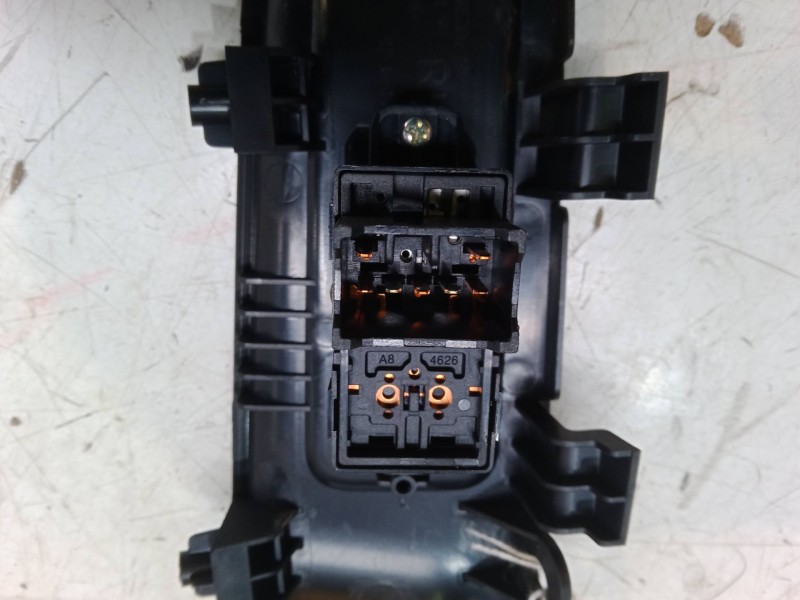 Recambio de mando elevalunas delantero derecho para kia carens iv 1.7 crdi referencia OEM IAM   