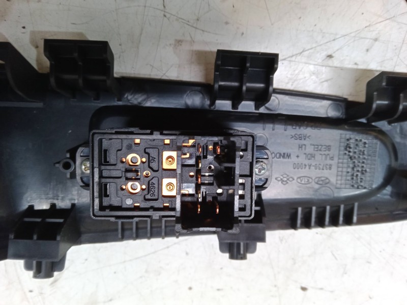 Recambio de mando elevalunas trasero izquierdo para kia carens iv 1.7 crdi referencia OEM IAM 93580A4010  