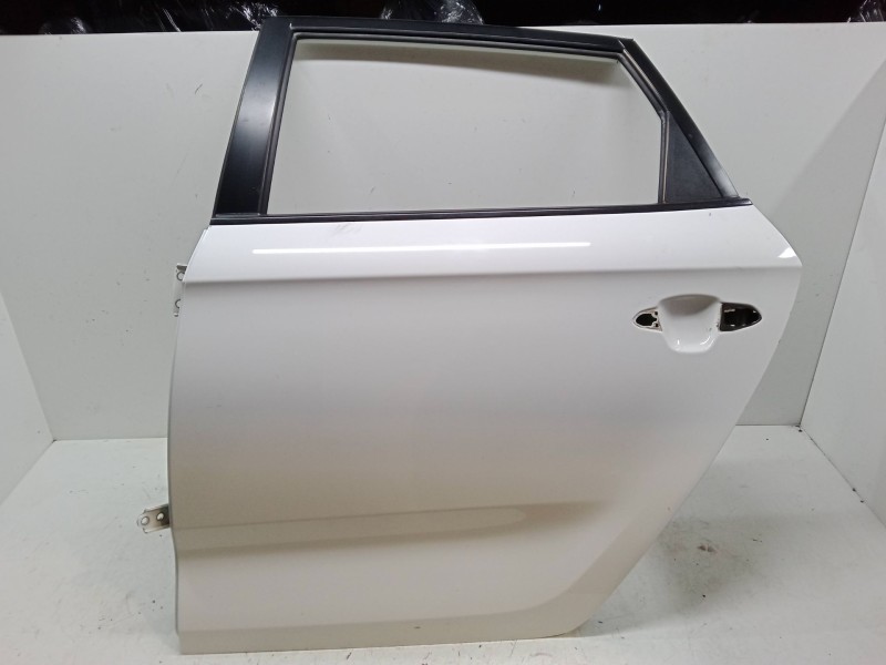 Recambio de puerta trasera izquierda para kia carens iv 1.7 crdi referencia OEM IAM   