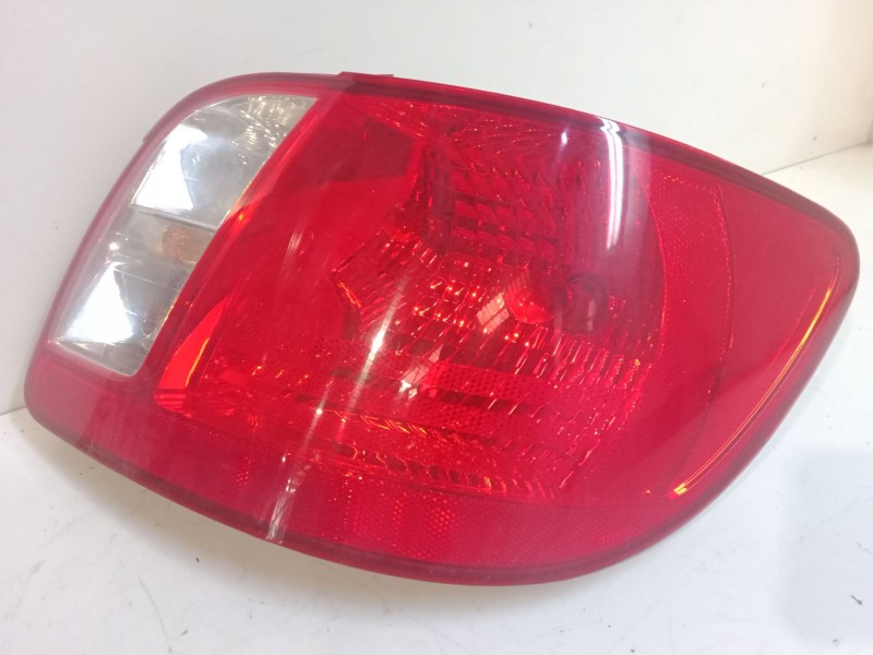 Recambio de piloto trasero derecho para kia rio ii sedán (jb) 1.4 16v referencia OEM IAM   