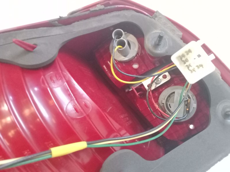 Recambio de piloto trasero derecho para kia rio ii sedán (jb) 1.4 16v referencia OEM IAM   