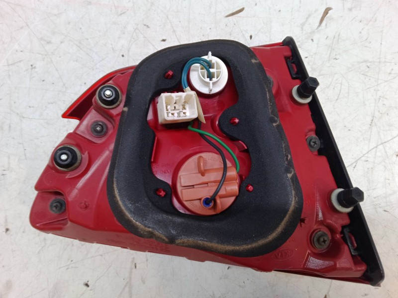 Recambio de piloto trasero porton derecho para kia carens iv 1.7 crdi referencia OEM IAM   