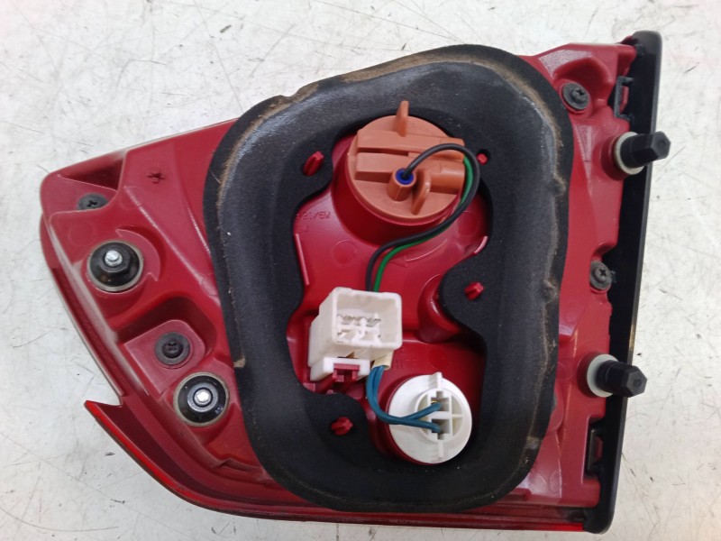 Recambio de piloto trasero porton izquierdo para kia carens iv 1.7 crdi referencia OEM IAM   