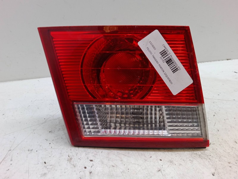 Recambio de piloto trasero porton izquierdo para kia carens ii monospace (fj) 2.0 crdi referencia OEM IAM   