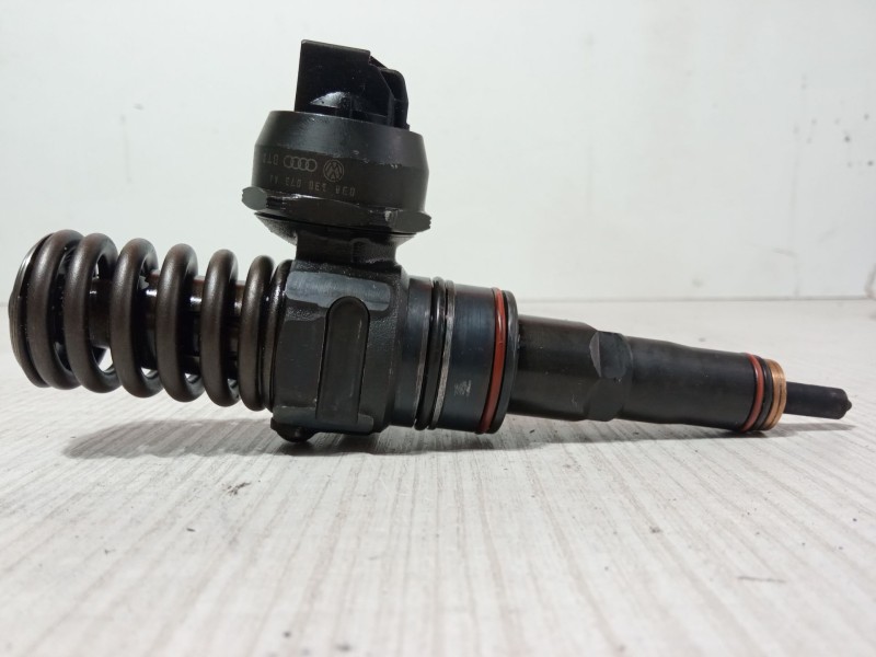 Recambio de inyector para seat ibiza iii (6l1) 1.9 tdi referencia OEM IAM 038130073AJ BTD 31517 DE 