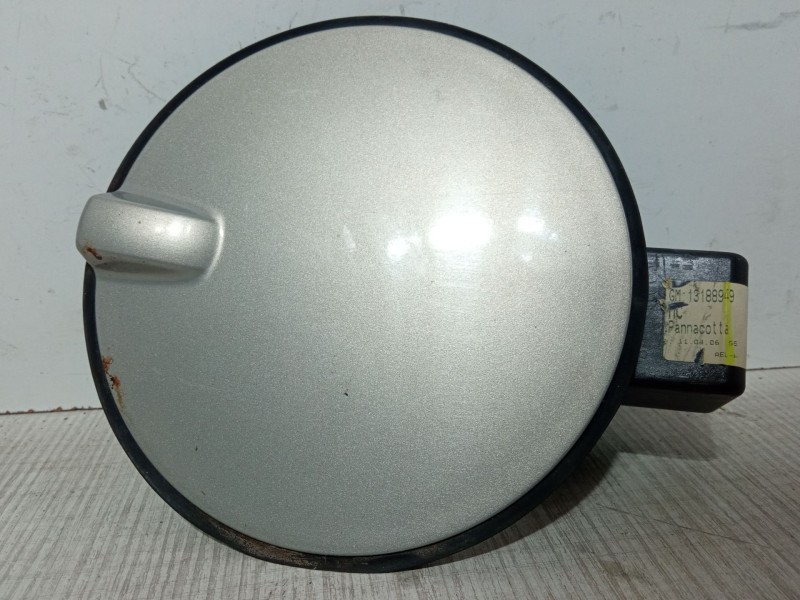 Recambio de tapa exterior combustible para opel zafira b furgoneta/monovolumen (a05) 1.9 cdti van (m75) referencia OEM IAM 13188