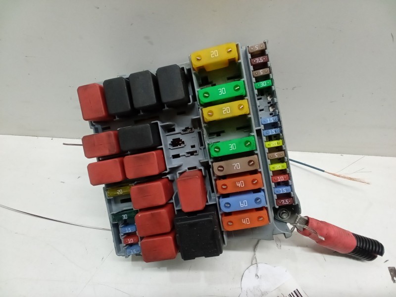 Recambio de caja reles / fusibles para fiat 500 (312_) 0.9 (312axg1a, 312.axg11) referencia OEM IAM 51905216  