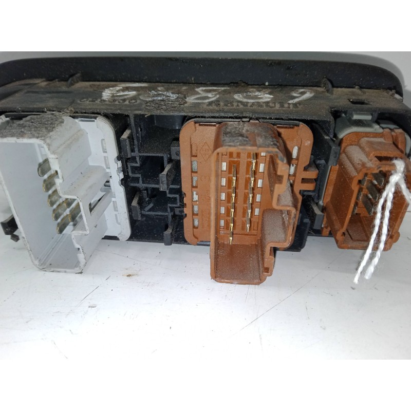 Recambio de mando elevalunas delantero izquierdo para renault megane ii (bm0/1_, cm0/1_) 1.9 dci (bm0g, cm0g) referencia OEM IAM Recambio de mando elevalunas delantero izquierdo para renault megane ii (bm0/1_, cm0/1_) 1.9 dci (bm0g, cm0g) referencia OEM IAM