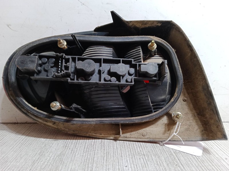 Recambio de piloto trasero derecho para renault megane i coach (da0/1_) 1.4 16v (da0d, da1h, da0w, da10) referencia OEM IAM    Recambio de piloto trasero derecho para renault megane i coach (da0/1_) 1.4 16v (da0d, da1h, da0w, da10) referencia OEM IAM