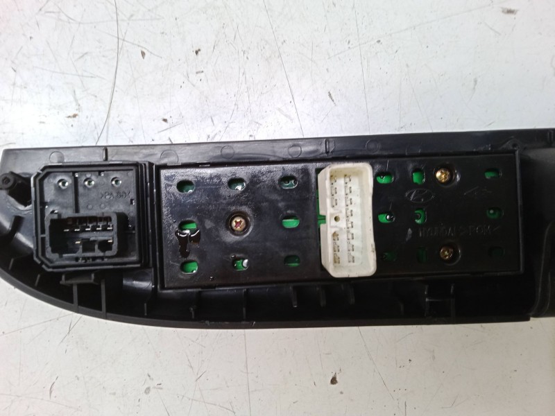 Recambio de mando elevalunas delantero izquierdo para kia carens ii monospace (fj) 2.0 crdi referencia OEM IAM   