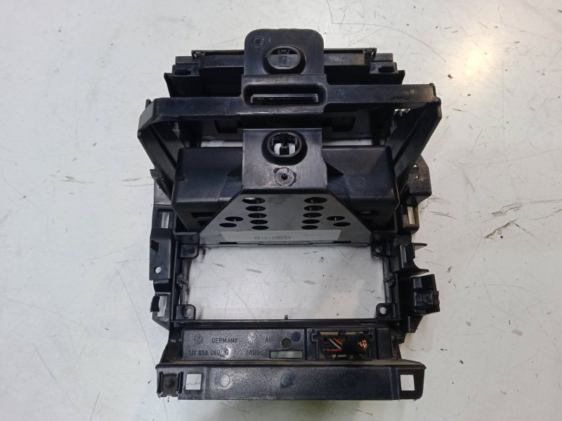 Recambio de consola central superior para volkswagen bora i (1j2) 2.0 referencia OEM IAM    Recambio de consola central superior para volkswagen bora i (1j2) 2.0 referencia OEM IAM