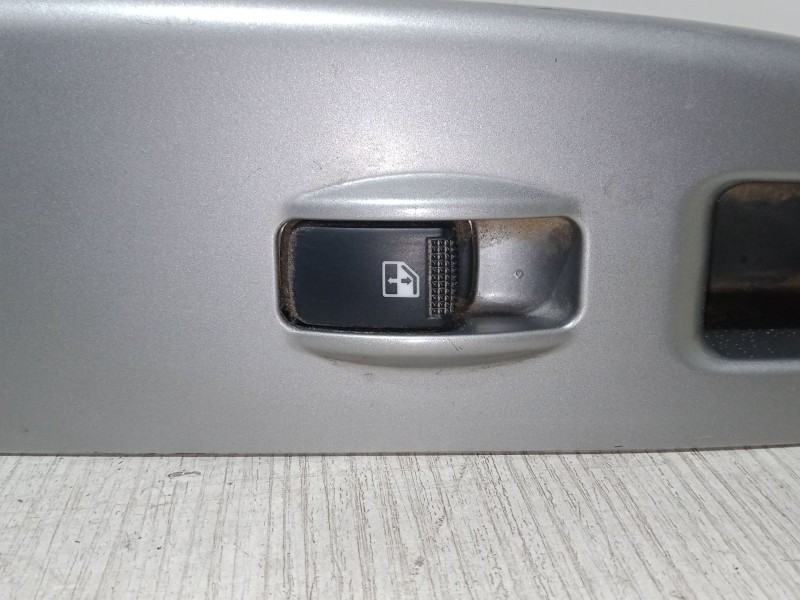 Recambio de mando elevalunas trasero derecho para kia carens ii monospace (fj) 2.0 crdi referencia OEM IAM   