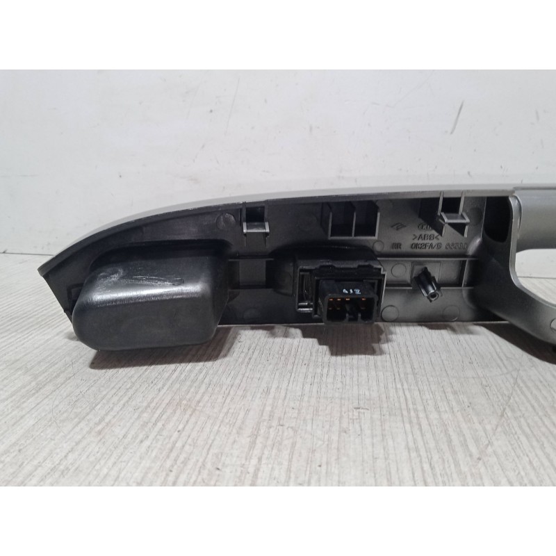 Recambio de mando elevalunas trasero derecho para kia carens ii monospace (fj) 2.0 crdi referencia OEM IAM   