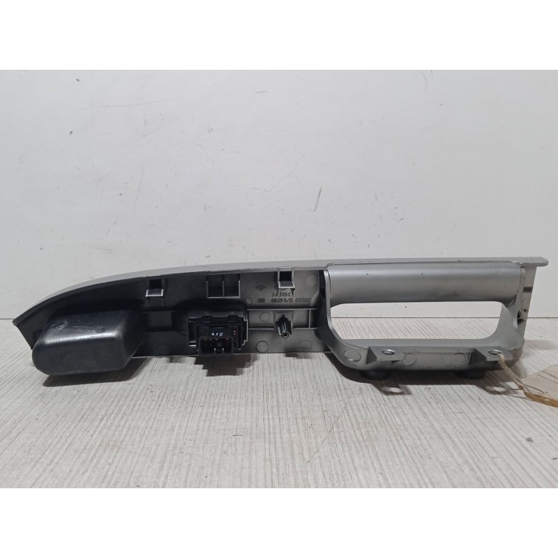 Recambio de mando elevalunas trasero derecho para kia carens ii monospace (fj) 2.0 crdi referencia OEM IAM   