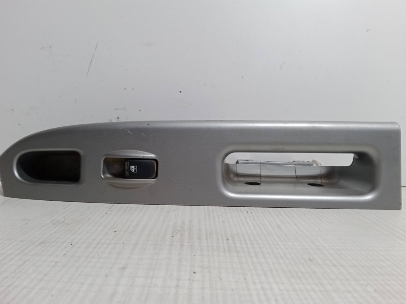 Recambio de mando elevalunas trasero izquierdo para kia carens ii monospace (fj) 2.0 crdi referencia OEM IAM   