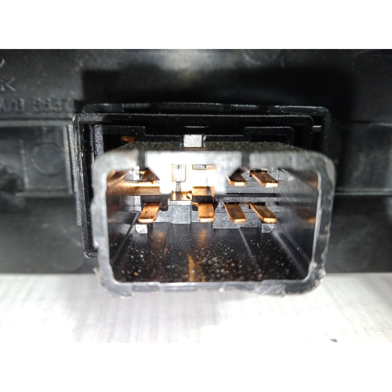 Recambio de mando elevalunas trasero izquierdo para kia carens ii monospace (fj) 2.0 crdi referencia OEM IAM   