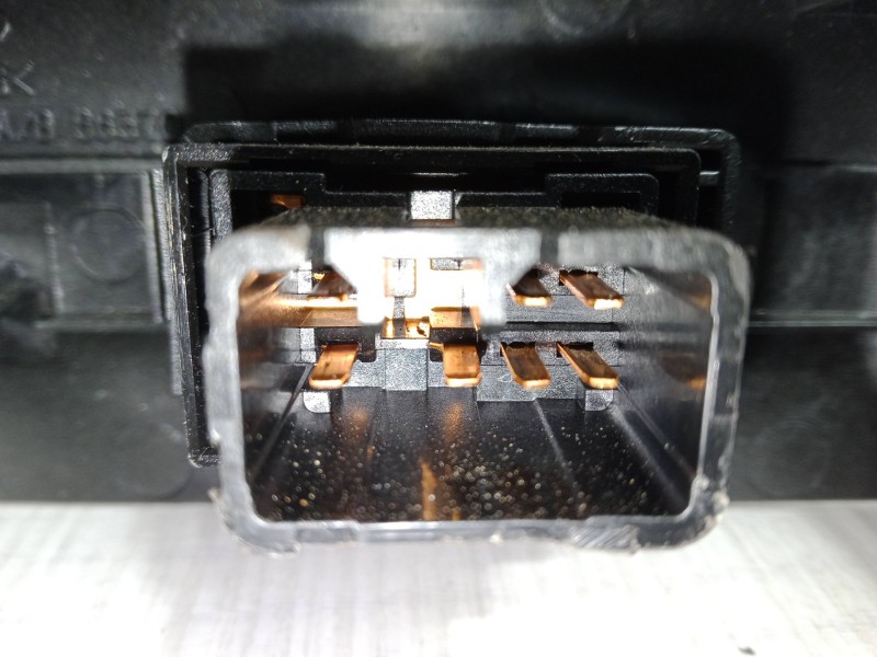 Recambio de mando elevalunas trasero izquierdo para kia carens ii monospace (fj) 2.0 crdi referencia OEM IAM   