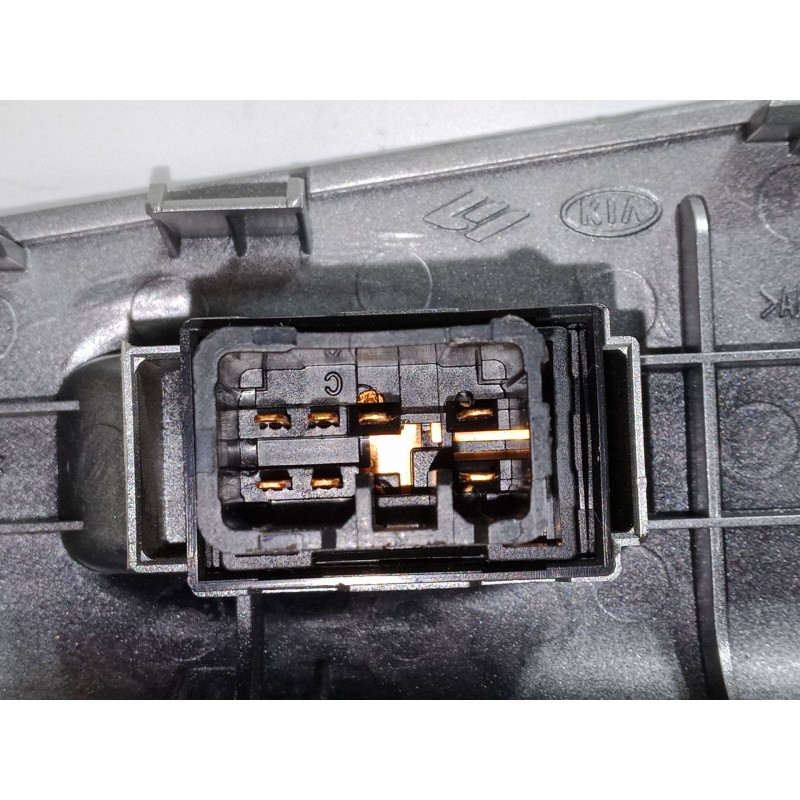 Recambio de mando elevalunas trasero izquierdo para kia sportage ii (je_, km_) 2.0 crdi referencia OEM IAM    Recambio de mando elevalunas trasero izquierdo para kia sportage ii (je_, km_) 2.0 crdi referencia OEM IAM