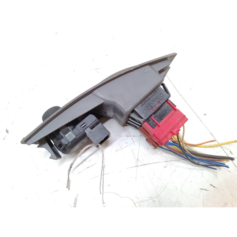 Recambio de mando elevalunas delantero izquierdo para renault megane i grandtour (ka0/1_) 1.9 dti (ka0n) referencia OEM IAM 7700
