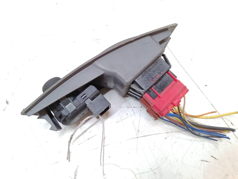 Recambio de mando elevalunas delantero izquierdo para renault megane i grandtour (ka0/1_) 1.9 dti (ka0n) referencia OEM IAM 7700