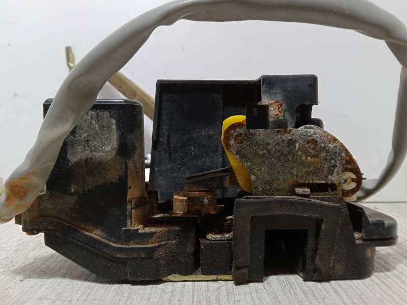 Recambio de cerradura puerta delantera derecha para kia carens ii monospace (fj) 2.0 crdi referencia OEM IAM   