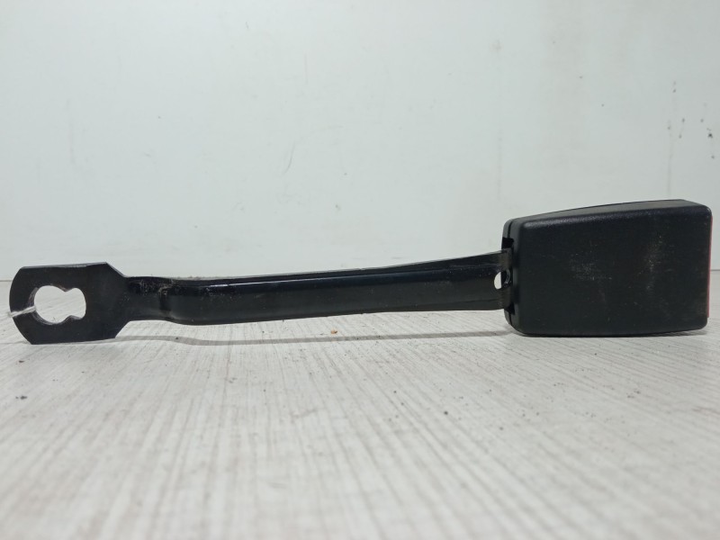 Recambio de anclaje cinturon delantero derecho para audi a4 b5 (8d2) 1.8 t referencia OEM IAM 8D0857755B  