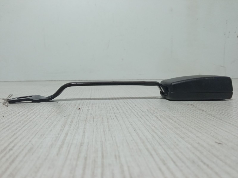 Recambio de anclaje cinturon delantero izquierdo para audi a4 b5 (8d2) 1.8 t referencia OEM IAM 8D0857755B   Recambio de anclaje cinturon delantero izquierdo para audi a4 b5 (8d2) 1.8 t referencia OEM IAM 8D0857755B