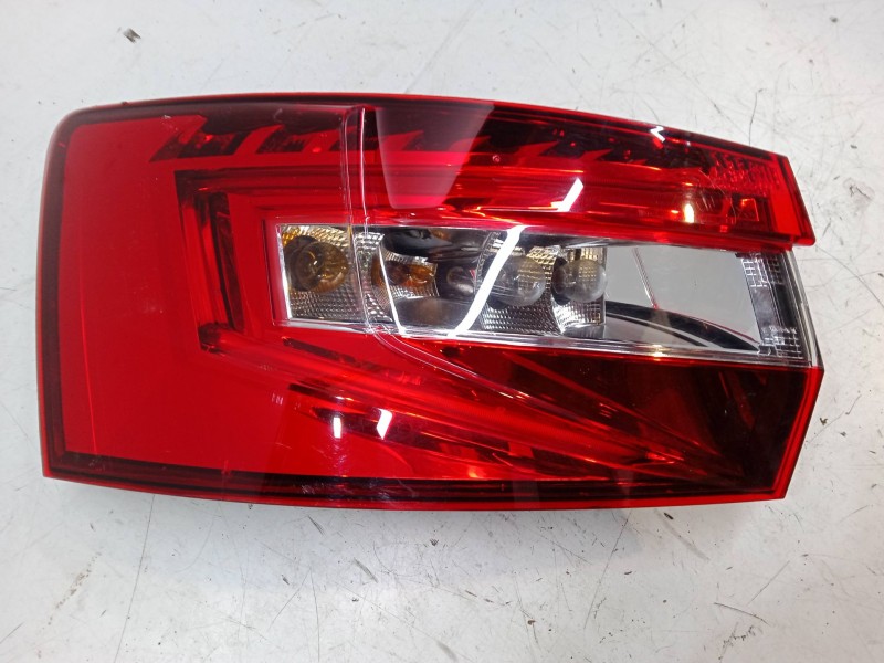 Recambio de piloto trasero izquierdo para skoda superb iii station wagon (3v5) 2.0 tdi referencia OEM IAM   