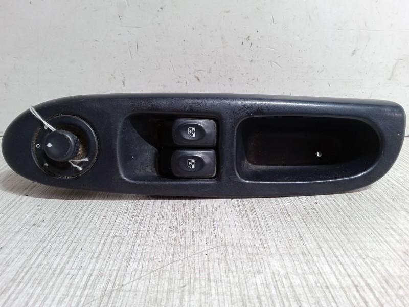 Recambio de mando elevalunas delantero izquierdo para renault clio ii (bb_, cb_) 1.4 (b/cb0c, b/cb0s) referencia OEM IAM   