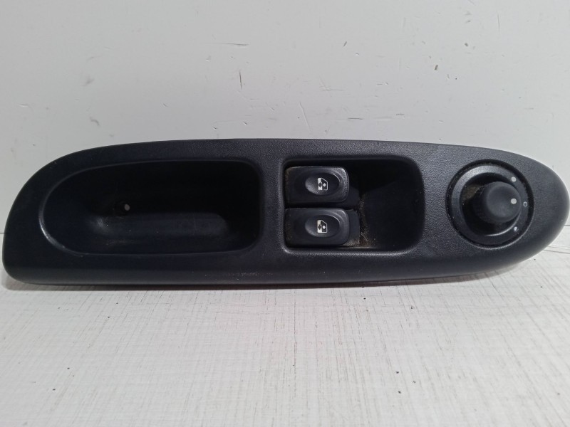 Recambio de mando elevalunas delantero izquierdo para renault clio ii (bb_, cb_) 1.4 16v (b/cb0p, bb13) referencia OEM IAM   